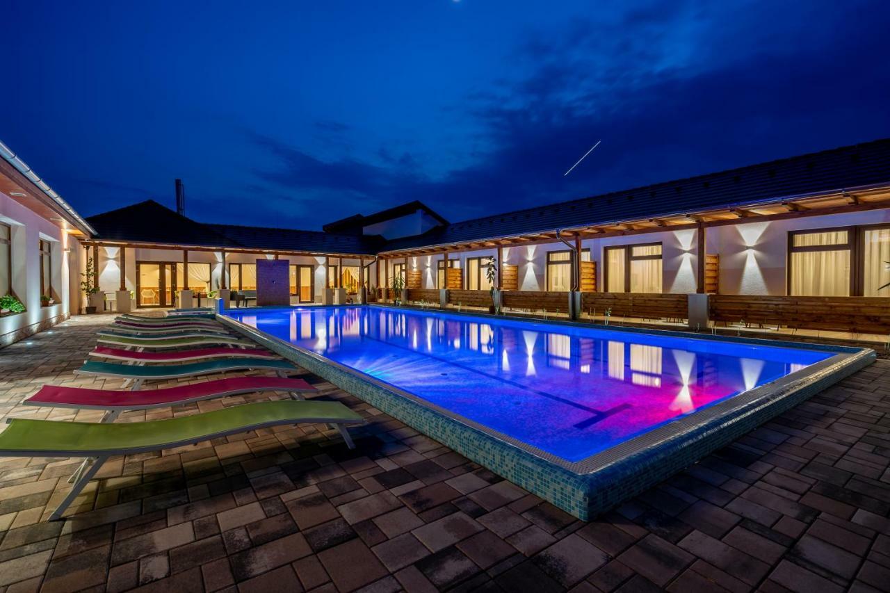 Bed and Breakfast DorEsz Wellness Panzió Újhartyán Exterior foto