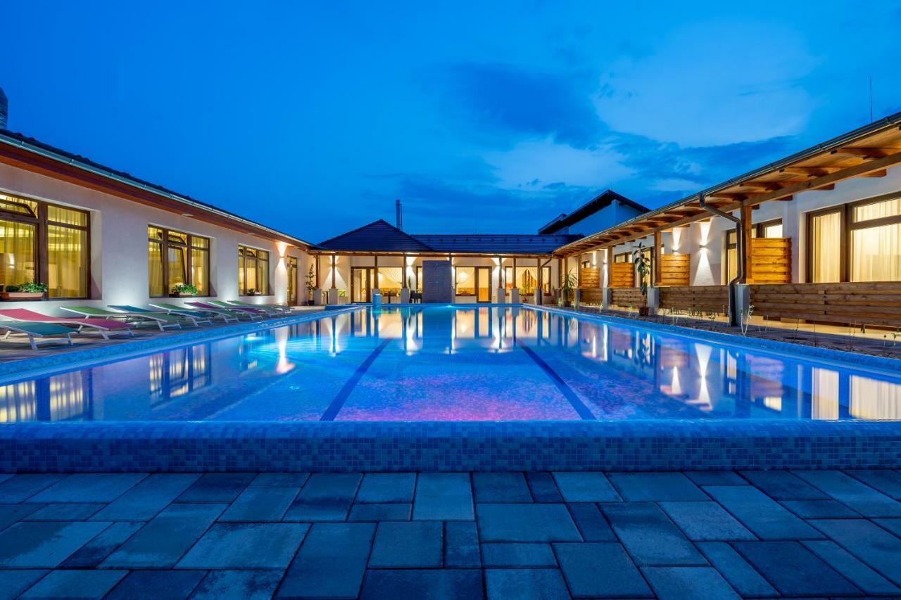 Bed and Breakfast DorEsz Wellness Panzió Újhartyán Exterior foto