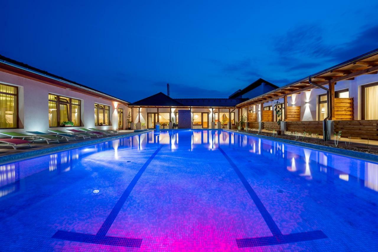 Bed and Breakfast DorEsz Wellness Panzió Újhartyán Exterior foto